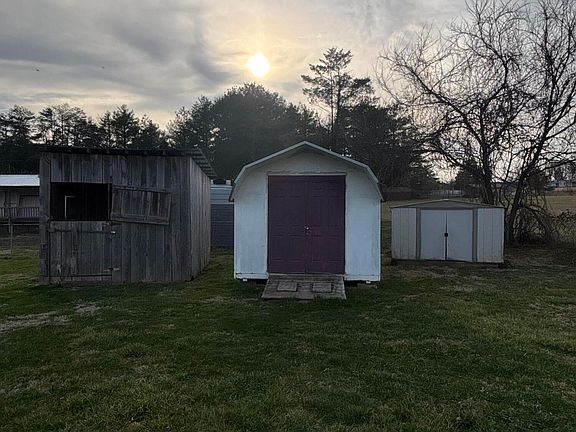 3rd image of 861 Barnett Rd