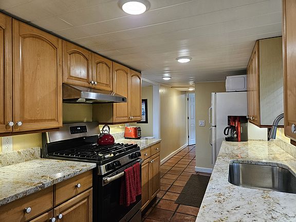 5th image of 809 N Osprey Ave