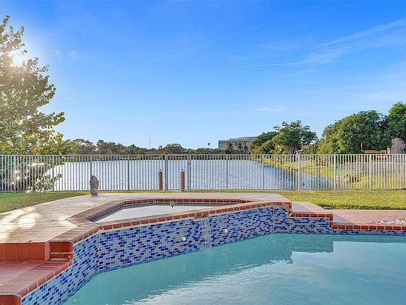 3rd image of 915 NW 133rd Avenue