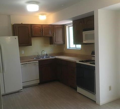 Kitchen w/ all appliances, new sink, faucet and waterproof vinyl locking floor that's 1 yr old