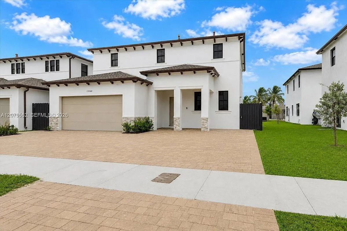 4 bed, 2.5 bath, $4,100 — Photo 3