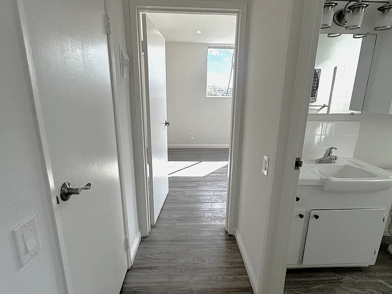 410 S Alexandria Ave — Photo 15