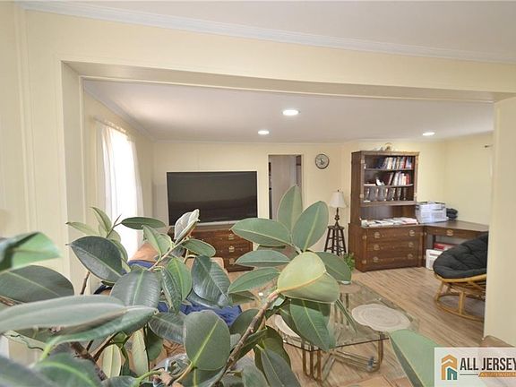 3rd image of 224 Gordon St