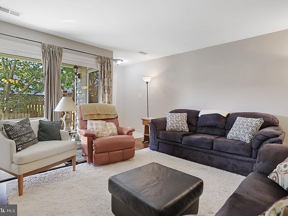 3rd image of 6068 Essex Ct House A-6068a