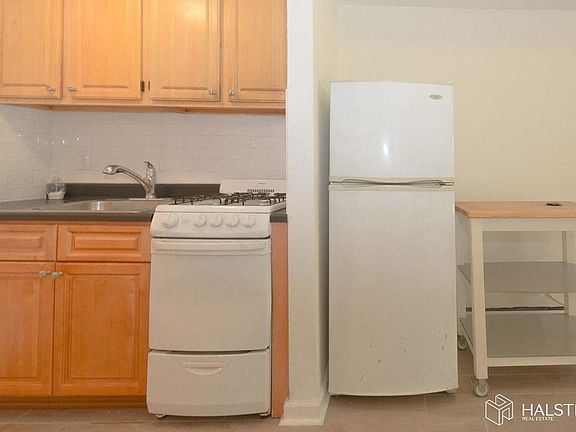 4th image of 216 E 13th St
