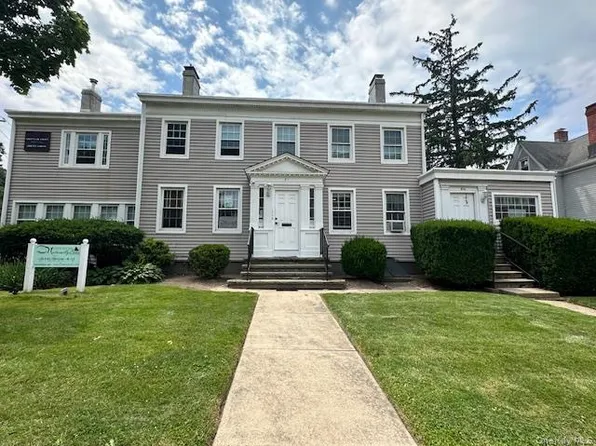 81 New St #1, Huntington, NY 11743