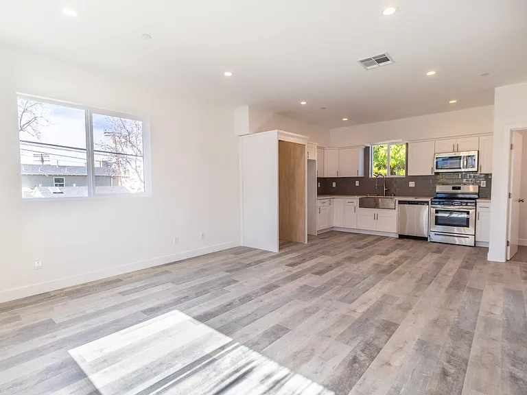 5142 Riverton Ave — Photo 6
