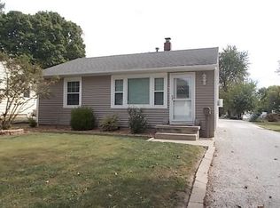 614 Cherry St, Pana, IL 62557
