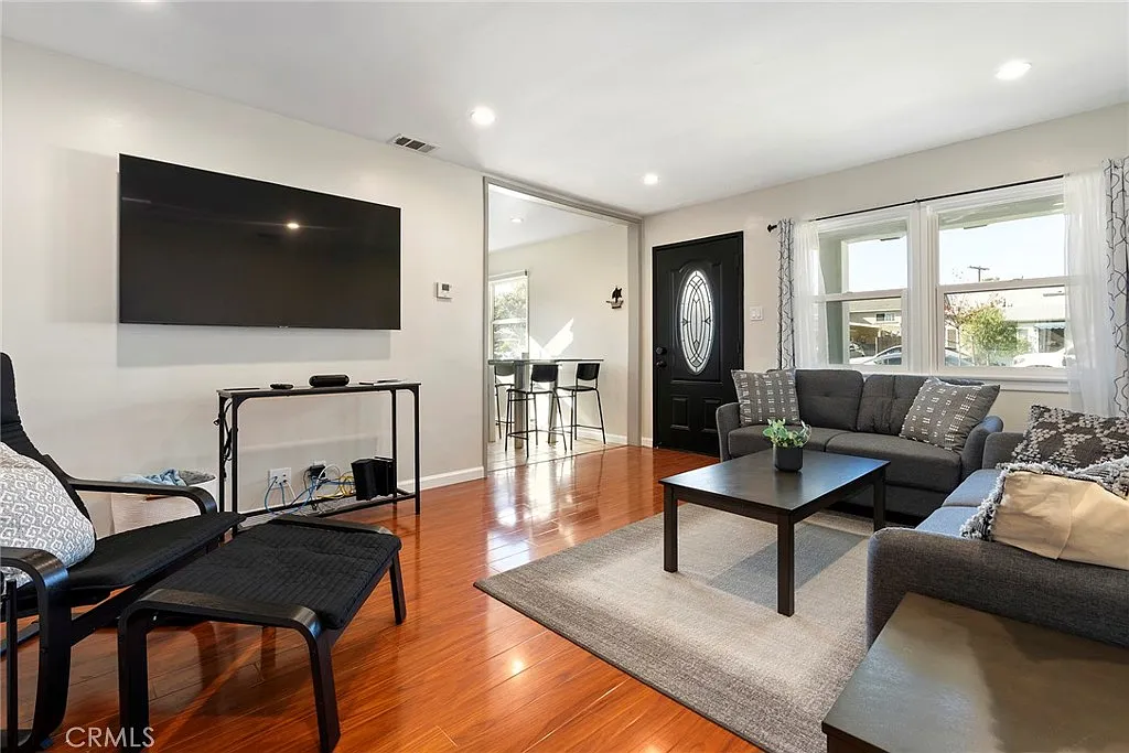 3 bed, 1111 sqft, $3,900 — Photo 3