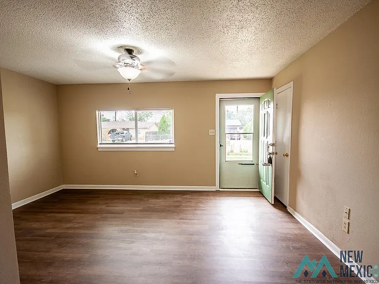 1704 Laura Ln — Photo 2