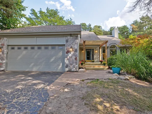 7856 Pine Knob Rd, Clarkston, MI 48348