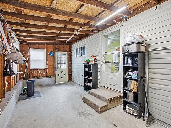 27th image of 309 E Kansas Ave