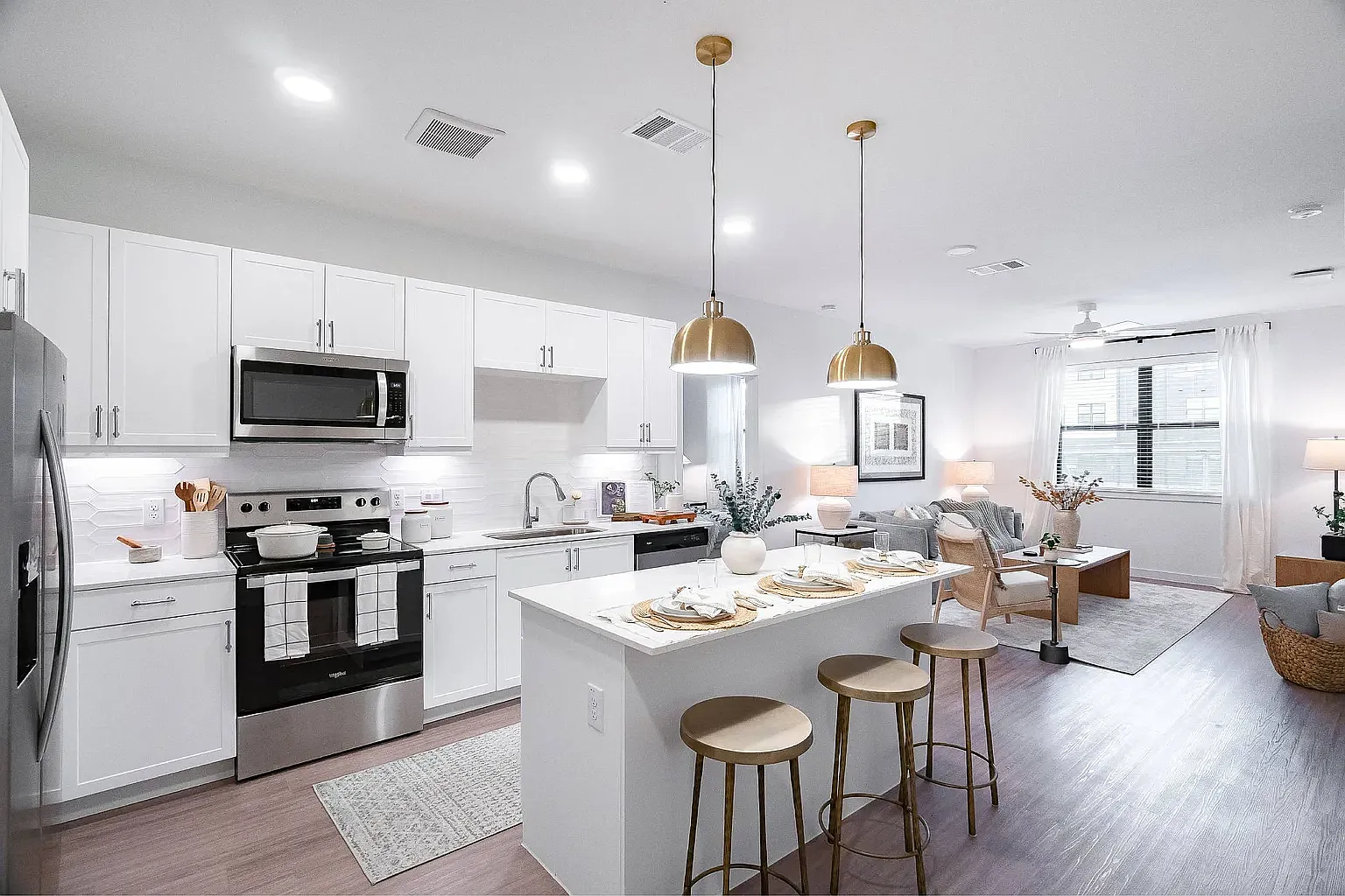 1 bed, 825 sqft, $1,907 — Photo 1