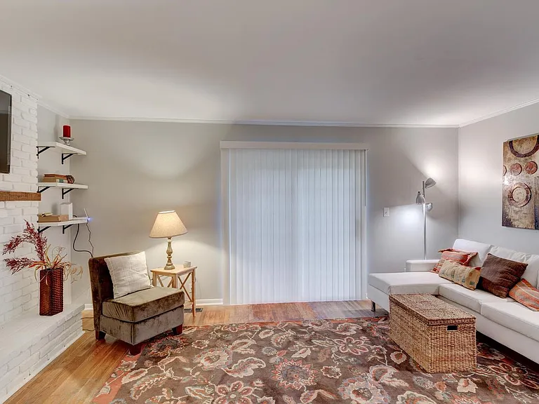 8027 N Richardt Ave — Photo 3