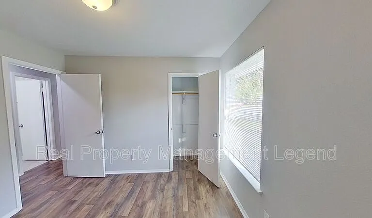 717 E Martin Ln — Photo 15