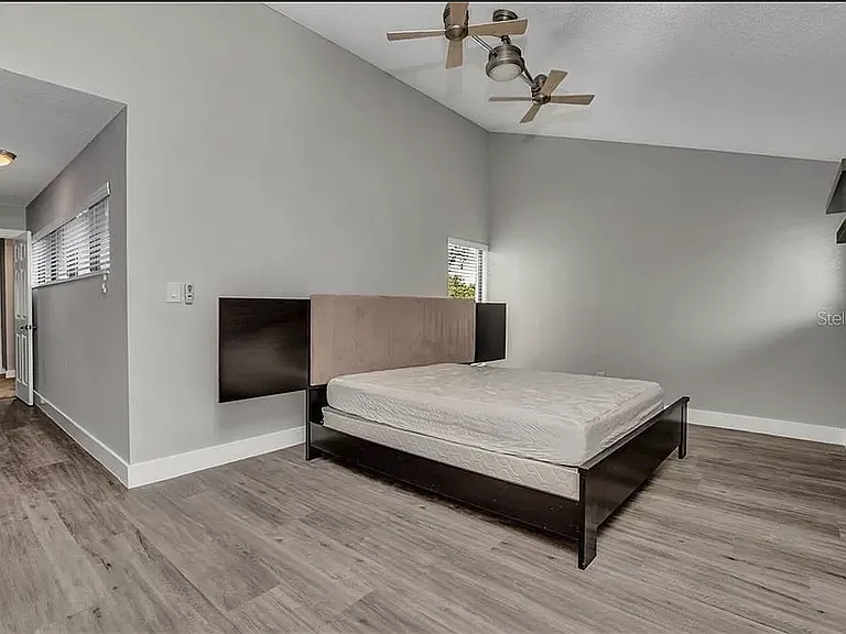 5377 Vineland Rd — Photo 15
