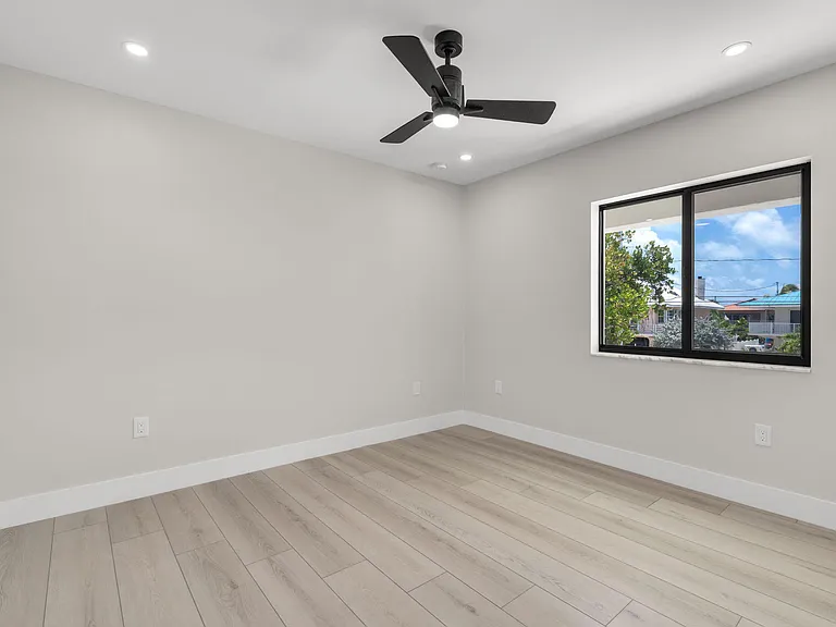 294 Saint Thomas Ave — Photo 32