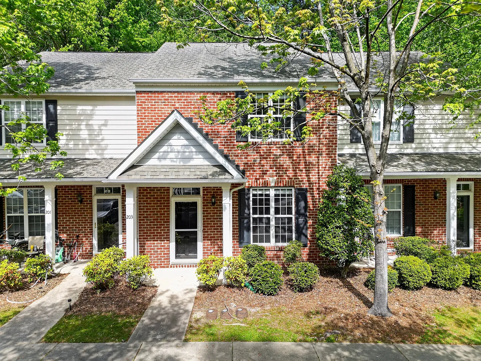 2 bed, 2.5 bath, 1324 sqft, $1,650 — Photo 1