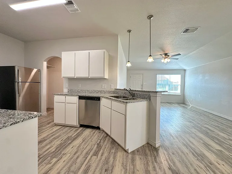 1825 Clovis Dr — Photo 7