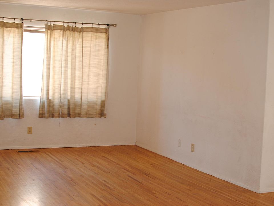 2nd image of 2712 Rhode Island St NE