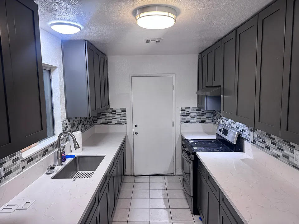 16280 W Via Corto