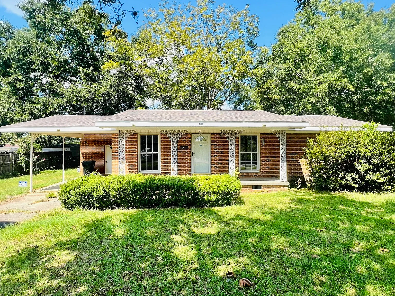 3 bed, 1.5 bath, 1075 sqft, $1,000 — Photo 1