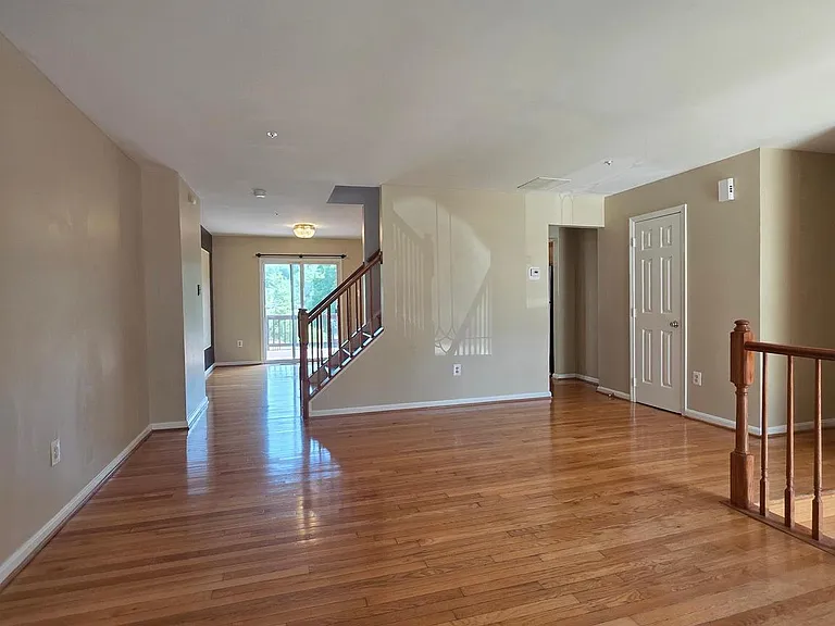 940 Newington Ct — Photo 2