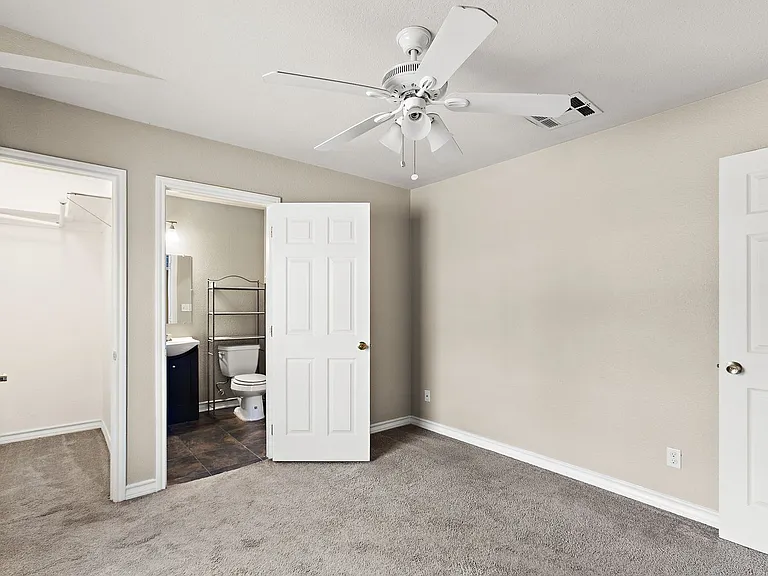 525 W Hutchison St #A — Photo 10