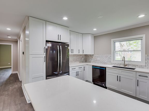 4th image of 1004 Blouin Dr