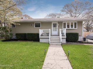 11 Floyd Rd N, Shirley, NY 11967