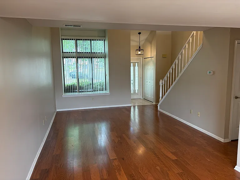 323 Milford Ct — Photo 7