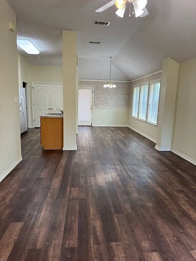 3 bed, 2.0 bath, 1215 sqft, $1,550 — Photo 2