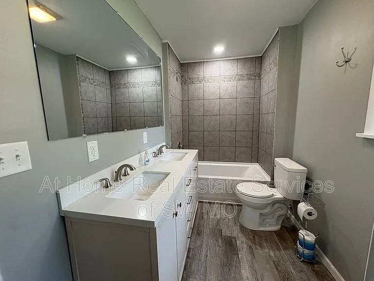 2626 W Page St — Photo 5