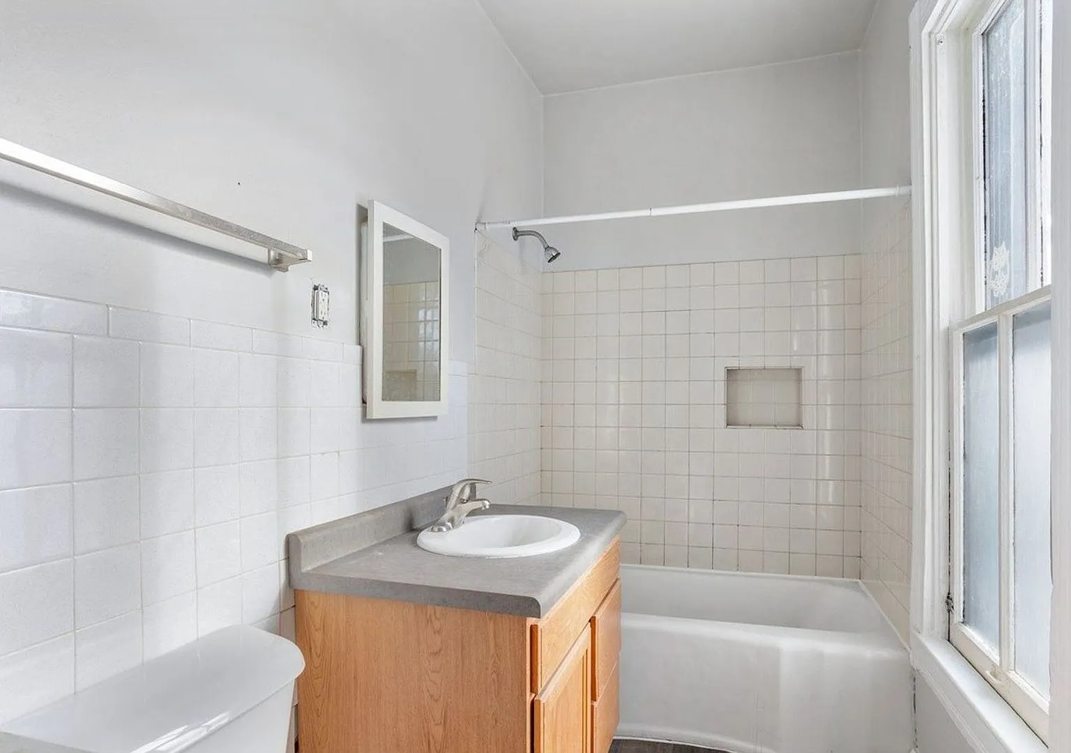1627 Algoma Blvd — Photo 4