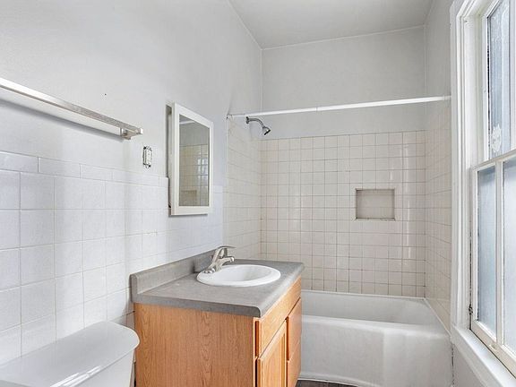 4th image of 1627 Algoma Blvd