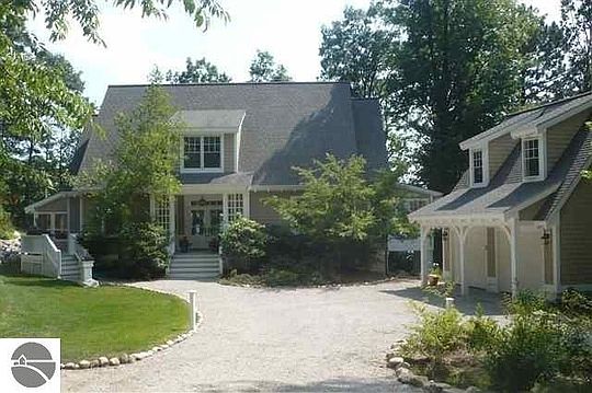 2nd image of 934 Crystal Dr