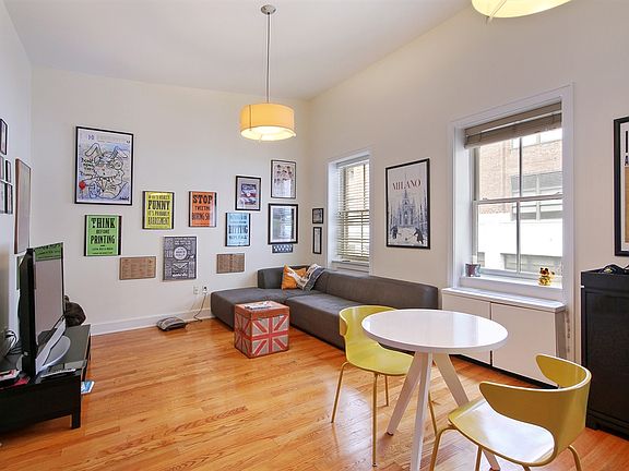 3rd image of 320 W 15th St