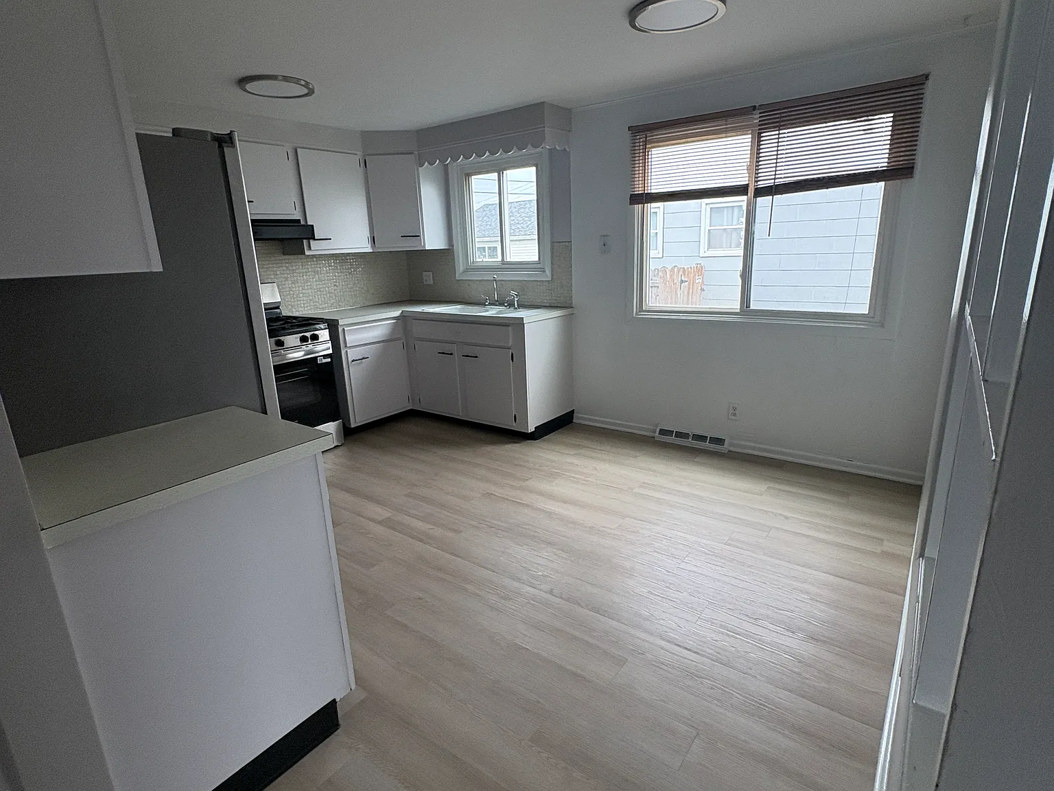 3 bed, 950 sqft, $1,700 — Photo 3