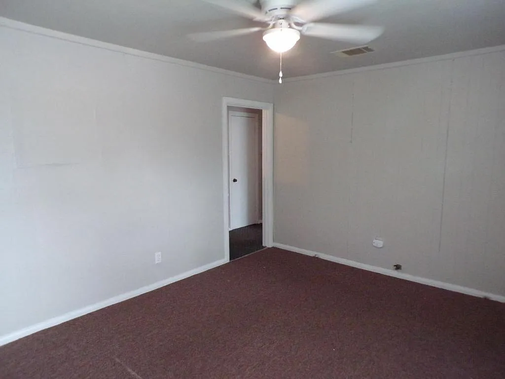 701 W Ave K — Photo 4