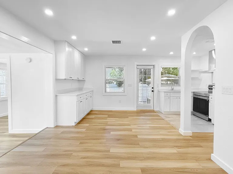 4631 Queensboro Ave S — Photo 6