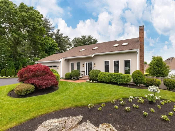 2 Thomas Cir, Stoneham, MA 02180