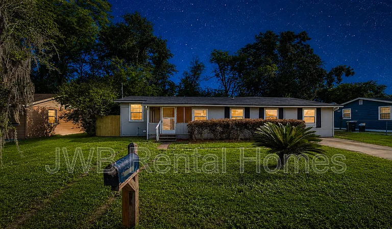 5361 Broadway Ave — Photo 10