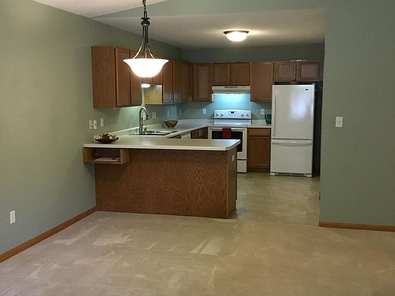3rd image of 12 Carriage Ln