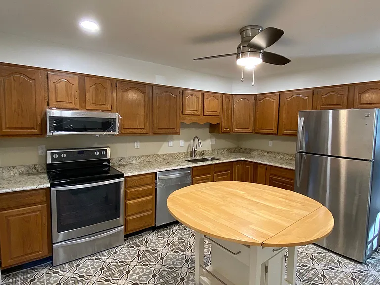 402 Gatehouse Ln — Photo 5