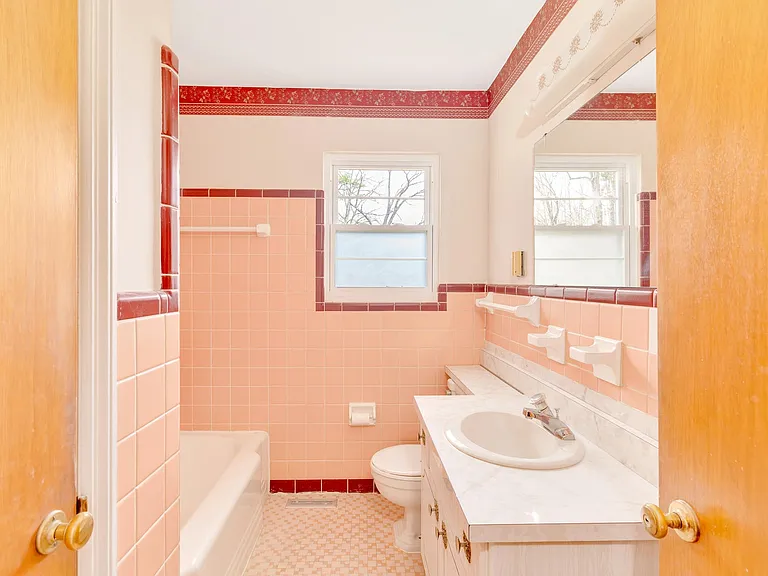 1109 James Blvd — Photo 8