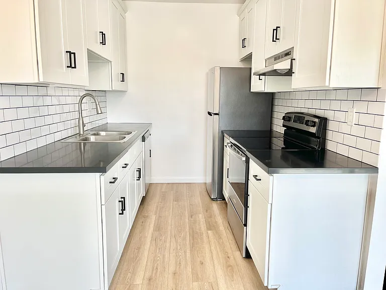 1401 Douglas St #13 — Photo 8