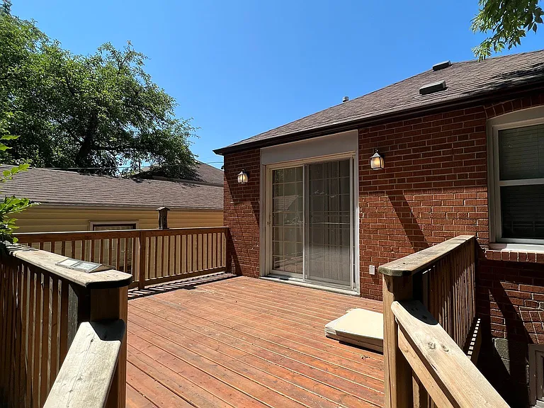 141 Bexhill Ave — Photo 9