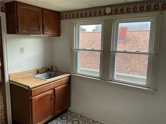 3rd image of 926-28 W 32nd St