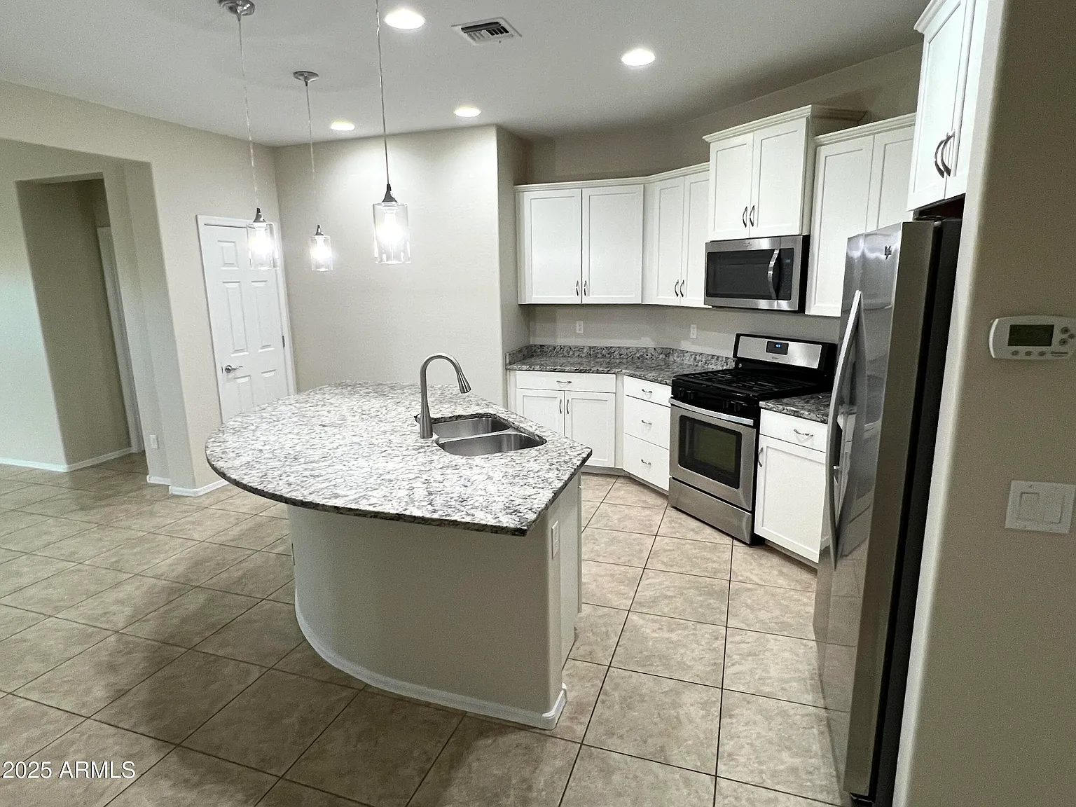 3 bed, 2.0 bath, 1682 sqft, $2,000 — Photo 3