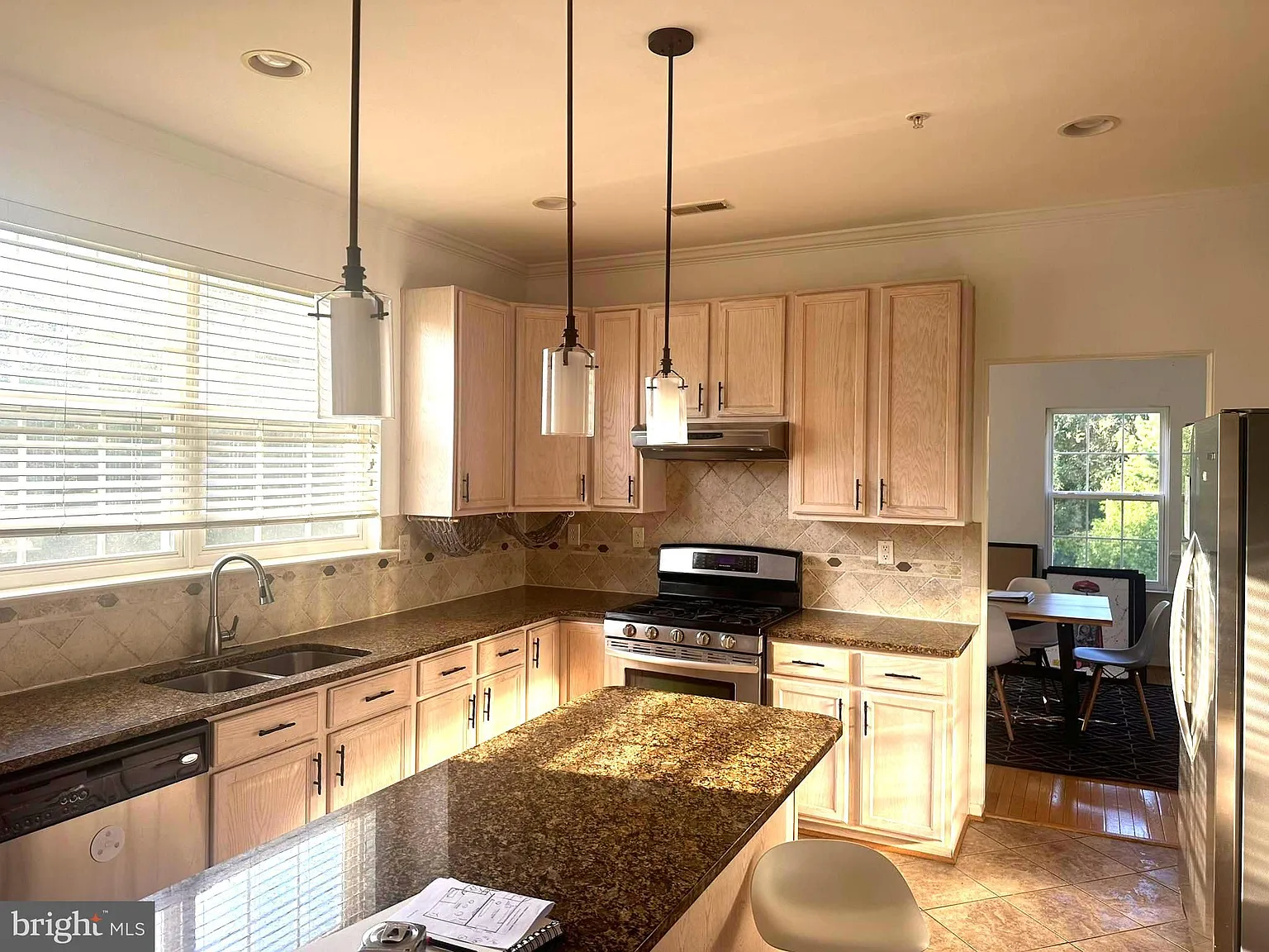 5 bed, 2.5 bath, 4700 sqft, $4,150 — Photo 3